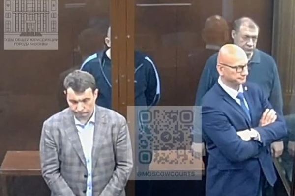 Бывший замгубернатора Курской области расплакался в суде. Он обвиняется в хищении миллиарда рублей при строительстве фортификаций