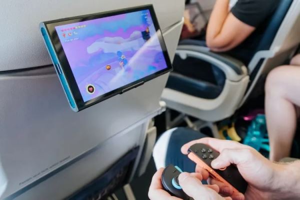 Mechanism выпустила адаптер для крепления Steam Deck или Switch 2 к откидному столику в самолёте