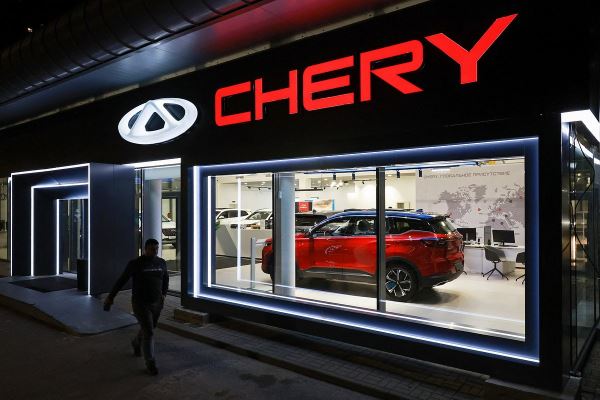 Все говорят об уходе Chery из России. Китайский автопроизводитель это опровергает. Что происходит?